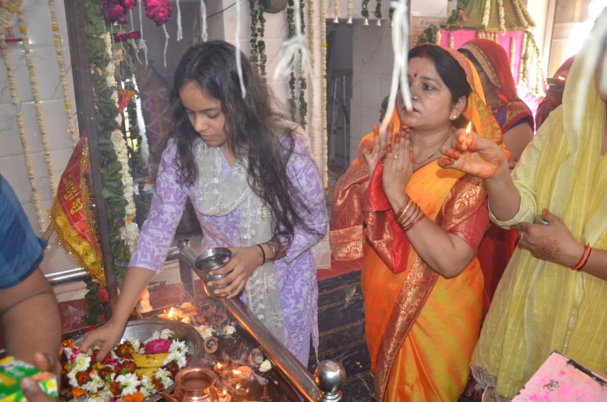 आगरा में अष्टमी पर गूंजा ‘जय माता दी’ का जयघोष, कई घरों में हुआ कन्या पूजन, सज रहे मंदिर