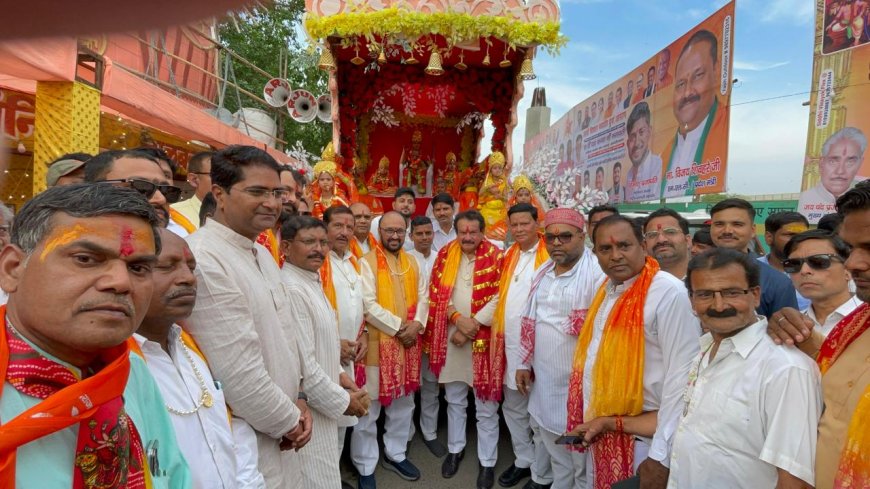 80 झांकियों, ढोल-नगाड़ों और जयकारों के बीच आगरा में निकली दक्ष कन्या मां भगवती की भव्य शोभायात्रा