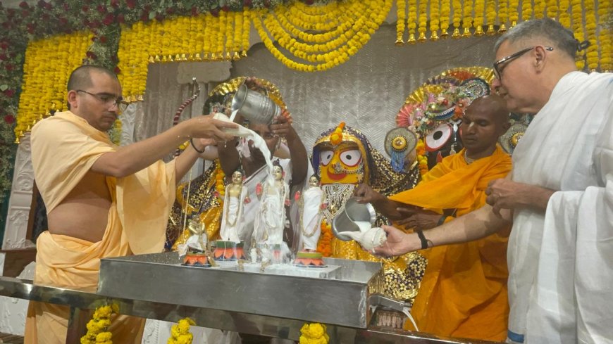 आगरा में राम नवमी पर इस्कॉन मंदिर में उमड़ा आस्था का सैलाब, 108 कलशों से हुआ श्रीराम अभिषेक