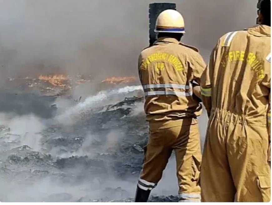 आगरा में कबाड़ गोदाम बना आग का गोला, भीषण आग से मचा हड़कंप, लाखों का सामान जलकर राख