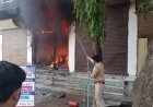 आगरा के कमला नगर में बैटरी बाइक शोरूम जलकर खाक, पार्षद की तत्परता से टला बड़ा हादसा