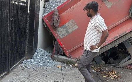 आगरा में तड़के अजमेर रोड पर नाले में गिरा डंपर, उद्यमी प्रहलाद अग्रवाल की कोठी की बाउंड्रीवॊल, पानी और बिजली की लाइनें क्षतिग्रस्त, बड़ा हादसा टला