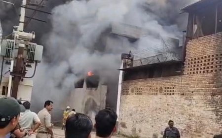आगरा के सिकंदरा में रबर सोल फैक्ट्री में भीषण आग, इंडस्ट्रियल एरिया में मचा हड़कंप, दमकल की टीमें घंटों से जुटीं