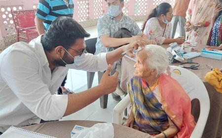 आगरा के रामलाल वृद्धाश्रम में लगा मेगा मेडिकल कैंप, 220 बुजुर्गों की जांच, 90 को चश्मे दिए गये