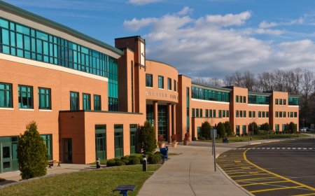 आगरा के तीन बड़े निजी स्कूल जांच के घेरे में, अभिभावकों पर निजी प्रकाशकों की किताबें थोपने का आरोप