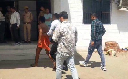 आगरा में डीसीपी सिटी कार्यालय के बाहर युवक का हाईवोल्टेज ड्रामा, निर्वस्त्र होकर जताया विरोध