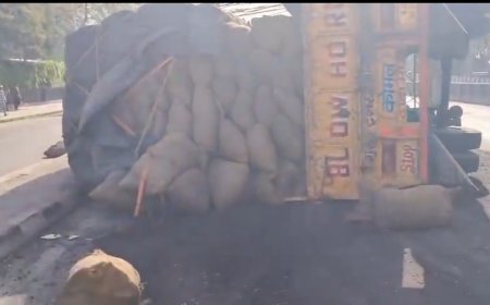 आईएसबीटी कट पर ट्रक पलटा, हाईवे पर लंबा जाम, घंटों फंसे वाहन, क्रेन से हटाने की कवायद जारी