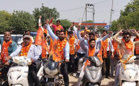 तिरंगे की गरिमा संग सनातन की गूंज: आगरा में विश्व हिंदू महासंघ की शोभा यात्रा ने भरा जोश