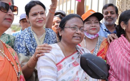 ‘नारी बढ़ेगी तो देश बढ़ेगा’: आगरा की सड़कों पर उमड़ा महिला शक्ति का सैलाब, स्कूटर-बाइक रैली में नारों से गूंजा एमजी रोड, मेयर और जिला पंचायत अध्य़क्ष एक ही स्कूटी पर नजर आईं