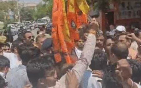 आगरा में अंबेडकर जयंती पर बवाल के दूसरे दिन परशुराम चौक बना विवाद का केंद्र, प्रदर्शन के दौरान तस्वीर टूटी