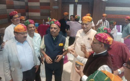 ताजनगरी में ‘लीजेंड्स’ का जलवा: मीडिया-विज्ञापन के दिग्गजों को ‘हॉल ऑफ फेम’ सम्मान, अनुभव को बताया असली ताकत