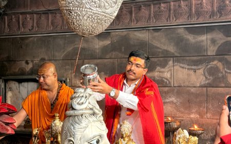 चार्ज से पहले श्रीमनःकामेश्वरनाथ मंदिर में पूजा अर्चना की नवागत डीएम मनीष बंसल ने, आगरा में नई कार्यशैली की आहट