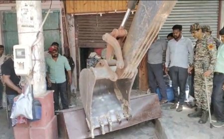आगरा के राजामंडी बाजार में पहुंचा नगर निगम का बुलडोजर, अवैध कब्जों को हटाया गया