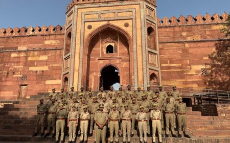 नई तैनाती, नई जिम्मेदारी: फतेहपुर सीकरी में नये पुलिस जवानों को बुलंद दरवाजा से सिखाया गया कर्तव्य और व्यवहार का पाठ