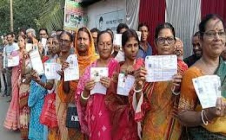 बंगाल में दूसरे फेज की वोटिंग जारी,   142 सीटों पर हो रहा मतदान,  महुआ मोइत्रा बोलीं-'ऐसा लग रहा है मिलिट्री शासन हो'