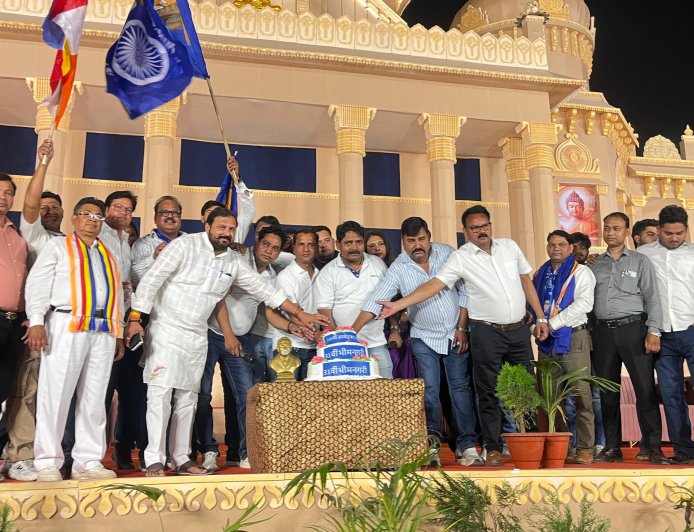 भीमनगरी में जोश का माहौल: 31 किलोग्राम के केक के साथ गूंजा ‘जय भीम’, कल डिप्टी सीएम केशव प्रसाद मौर्य और थाईलैंड के भंते करेंगे उद्घाटन, रालोद ने भी किया बाबा साहब को नमन