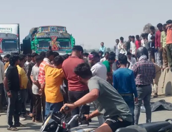 आगरा-ग्वालियर रोड पर एक्सीडेंटः कंटेनर ने मजदूर को रौंदा,  जाम लगाए जान से हाईवे पर दो घंटे से ज्यादा समय तक ठप रहा ट्रैफिक