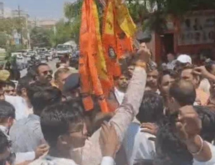 आगरा में अंबेडकर जयंती पर बवाल के दूसरे दिन परशुराम चौक बना विवाद का केंद्र, प्रदर्शन के दौरान तस्वीर टूटी