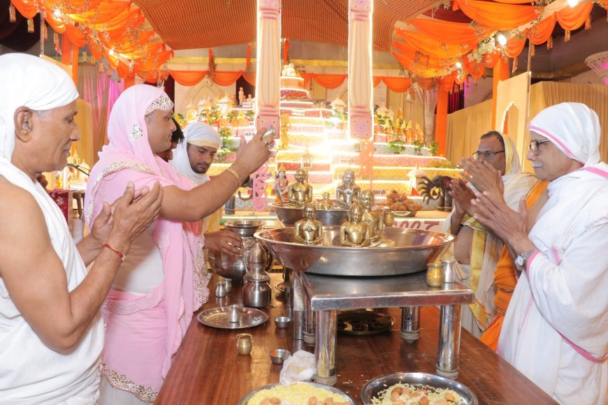 भव्य भजन संध्या के साथ आगरा में भगवान महावीर जन्म कल्याणक महोत्सव का समापन