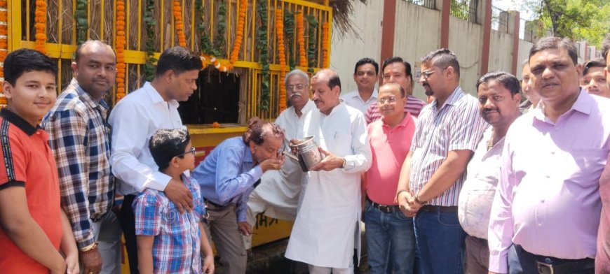 फॉर्मा फ्रेन्ड्स एवं मित्र मण्डली ने पालीवाल पार्क में लगाई शीतल जल प्याऊ की प्याऊ