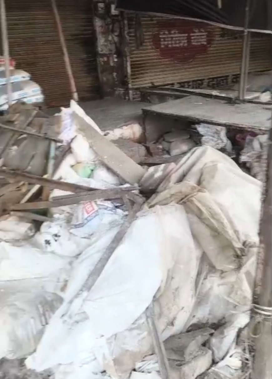 खंदौली बाजार में बेकाबू कैंटर बिजली का खंभा तोड़ दुकानों में घुसा, एक्सीडेंट के समय मार्केट बंद था अन्यथा बड़ा हादसा हो जाता