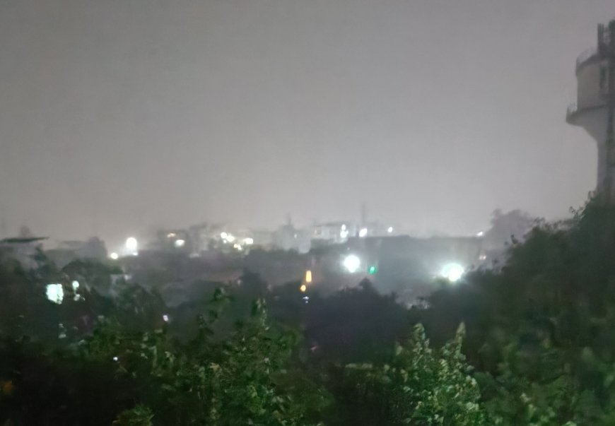 आगरा में आंधी के बाद तेज बारिश ने थाम दी रफ्तार, अंधेरे में डूबा शहर, सड़कों पर चलना मुश्किल हो गया
