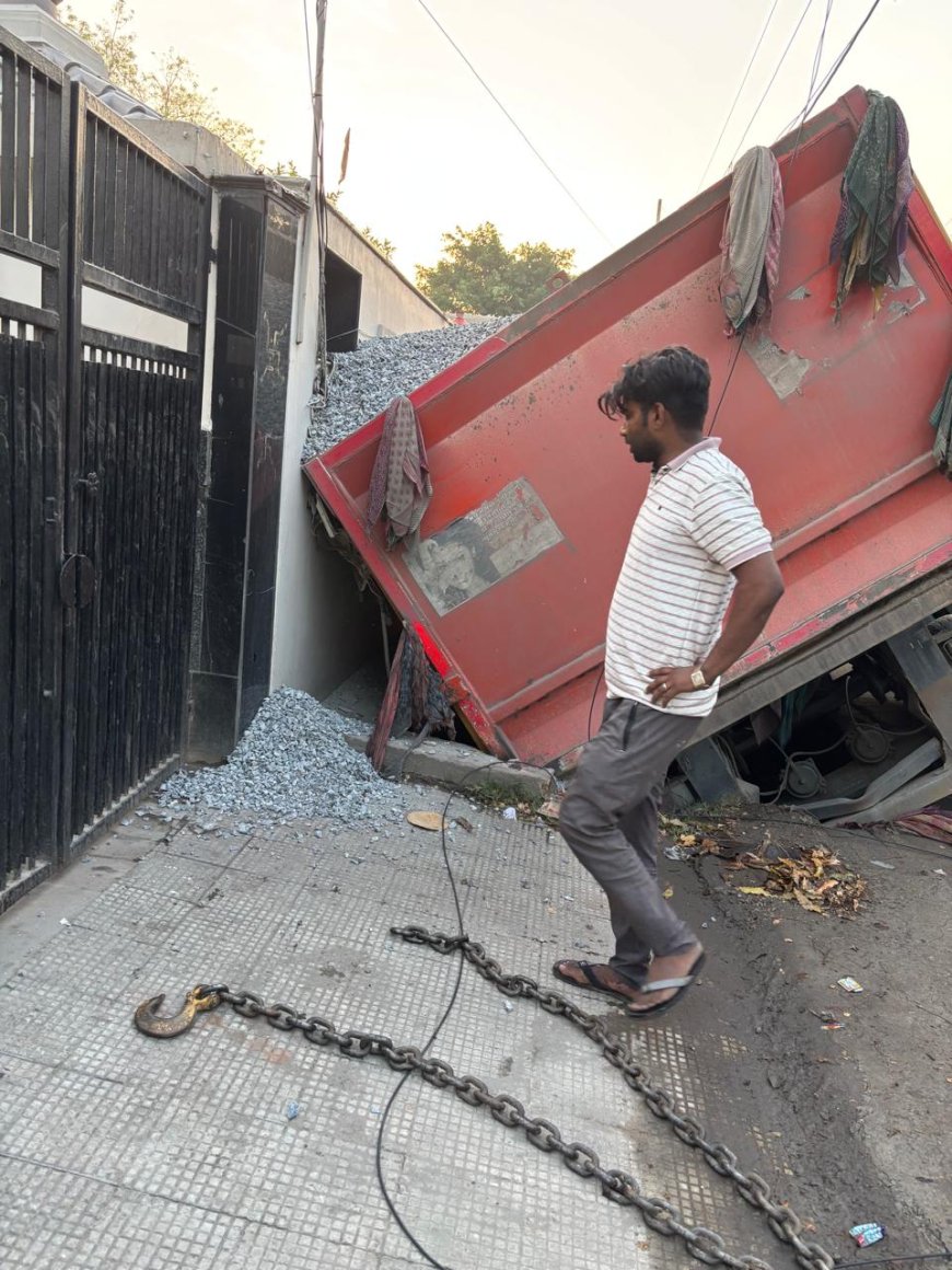 आगरा में तड़के अजमेर रोड पर नाले में गिरा डंपर, उद्यमी प्रहलाद अग्रवाल की कोठी की बाउंड्रीवॊल, पानी और बिजली की लाइनें क्षतिग्रस्त, बड़ा हादसा टला