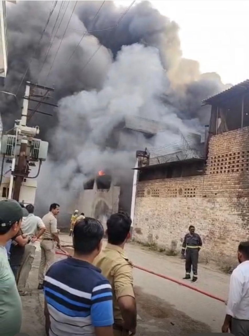 आगरा के सिकंदरा में रबर सोल फैक्ट्री में भीषण आग, इंडस्ट्रियल एरिया में मचा हड़कंप, दमकल की टीमें घंटों से जुटीं