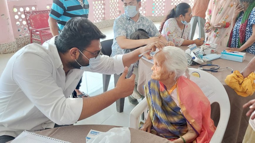 आगरा के रामलाल वृद्धाश्रम में लगा मेगा मेडिकल कैंप, 220 बुजुर्गों की जांच, 90 को चश्मे दिए गये