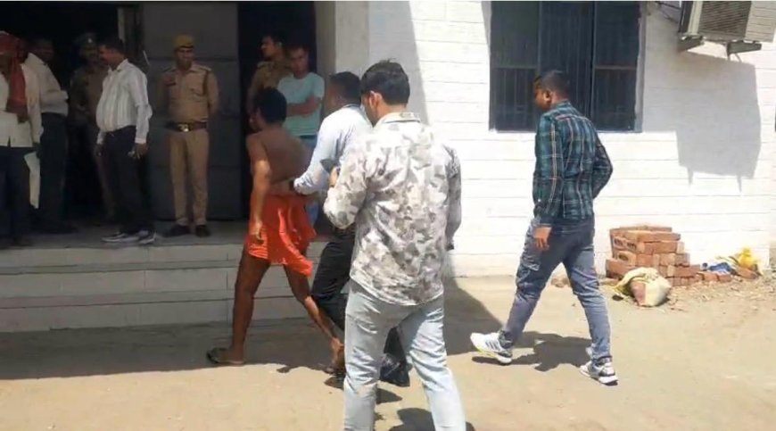 आगरा में डीसीपी सिटी कार्यालय के बाहर युवक का हाईवोल्टेज ड्रामा, निर्वस्त्र होकर जताया विरोध