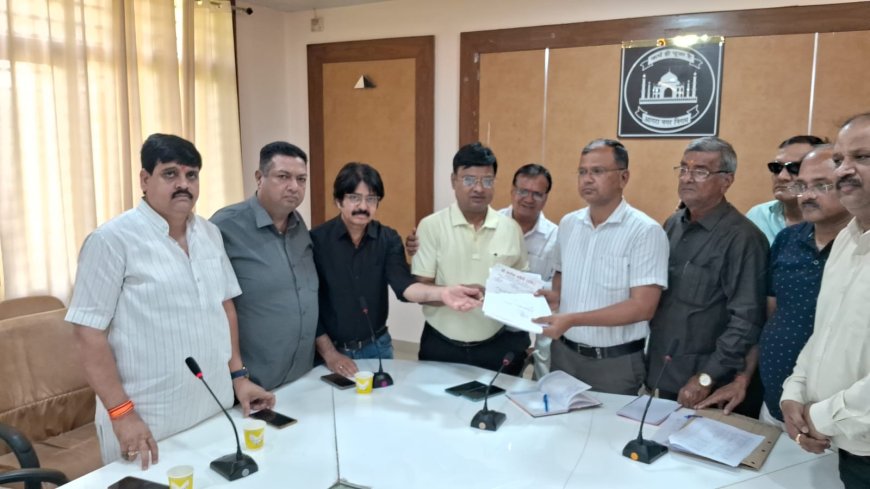 ट्रेड लाइसेंस शुल्क पर भड़के व्यापारी: आगरा में सर्राफा और व्यापार मंडल ने दिया अल्टीमेटम, दुकानों की चाबियां नगर निगम को सौंपने की चेतावनी