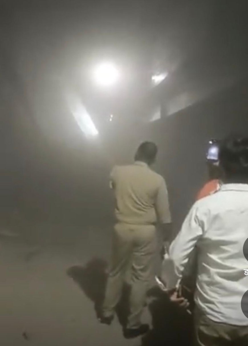 आगरा के किनारी बाजार में आधी रात में गूंजी धमाके की आवाज, चार मंजिला इमारत बनी मलबा