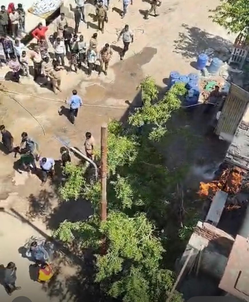 आगरा में गत्ता फैक्ट्री में भीषण आग, लपटों से दहला गुलाब नगर, बगल का मकान भी चपेट में, दीवार गिरी