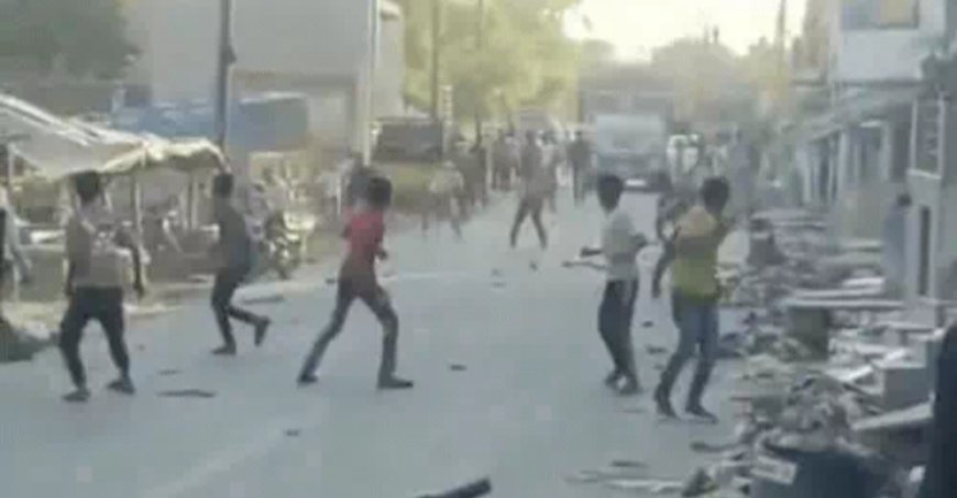 आगरा के कागारौल में मुस्लिमों के दो पक्षों में भारी पथराव, दहशत के मारे दुकानें बंद हो गईं, लोग घरों में दुबक गये, तांतपुर रोड पर ट्रैफिक रुक गया, 60 के खिलाफ केस दर्ज, छह गिरफ्तार