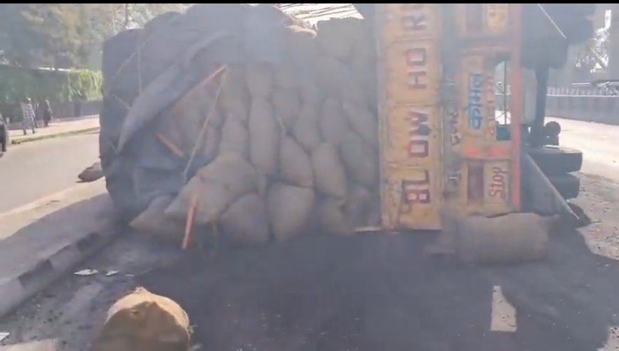 आईएसबीटी कट पर ट्रक पलटा, हाईवे पर लंबा जाम, घंटों फंसे वाहन, क्रेन से हटाने की कवायद जारी