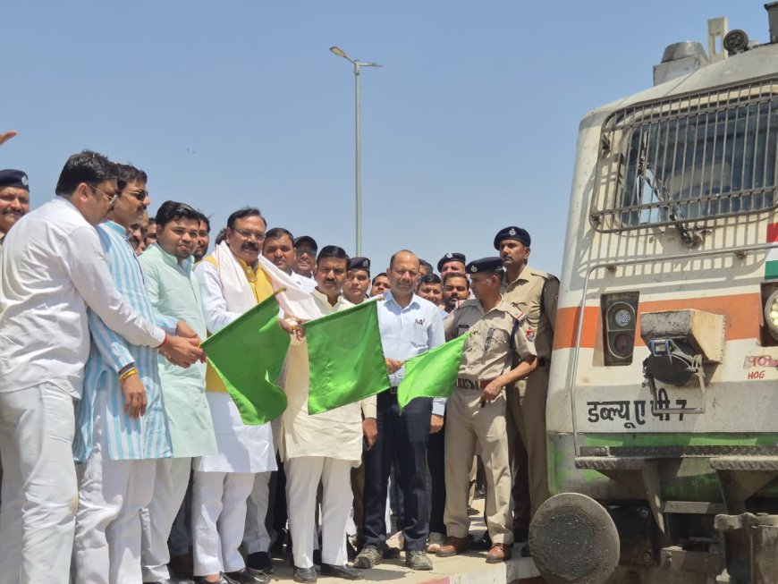 खिले चेहरे, बाह–फतेहाबाद से गुजरी नई सुपरफास्ट ट्रेन, सांसद राजकुमार चाहर ने दिखाई हरी झंडी