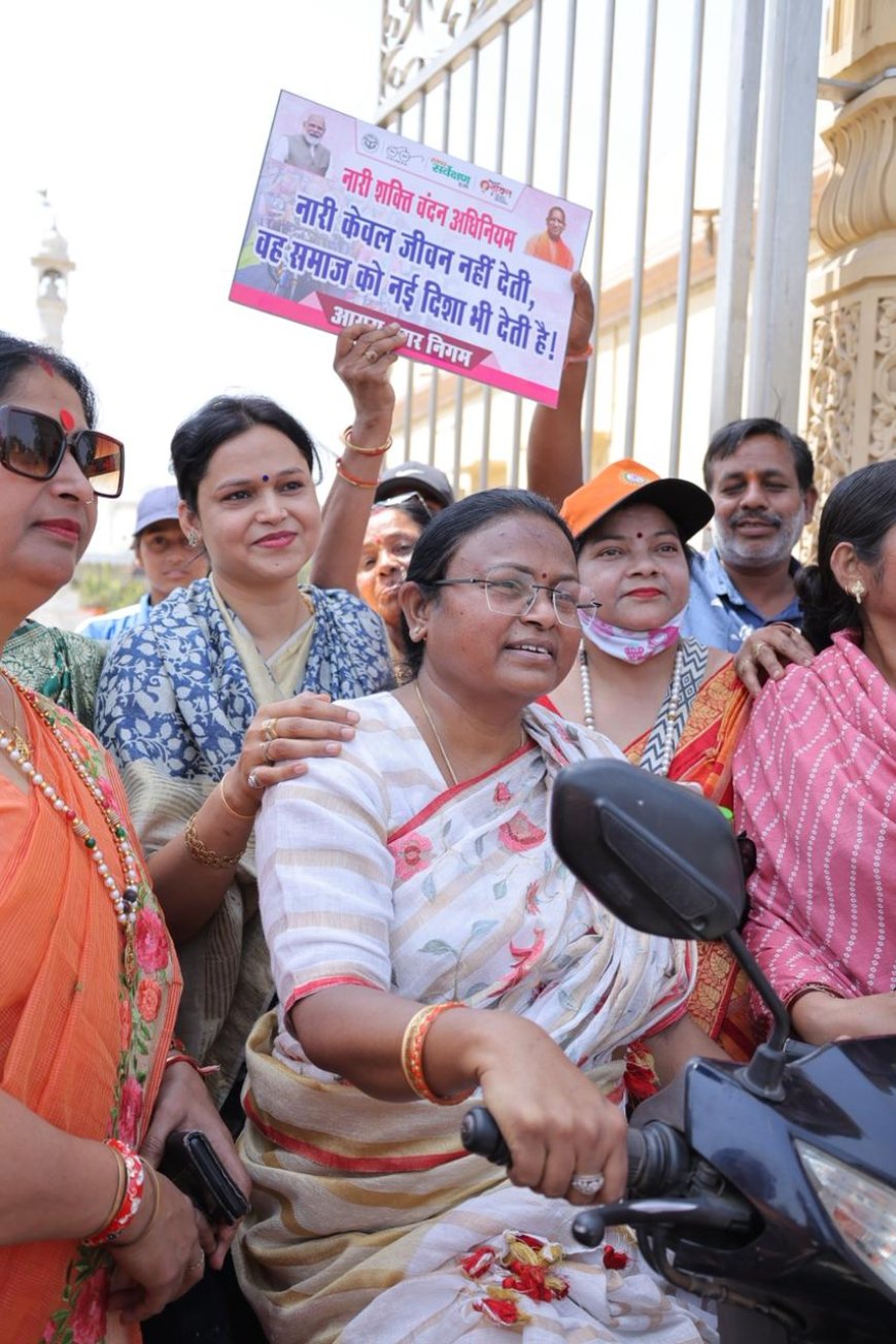 ‘नारी बढ़ेगी तो देश बढ़ेगा’: आगरा की सड़कों पर उमड़ा महिला शक्ति का सैलाब, स्कूटर-बाइक रैली में नारों से गूंजा एमजी रोड, मेयर और जिला पंचायत अध्य़क्ष एक ही स्कूटी पर नजर आईं