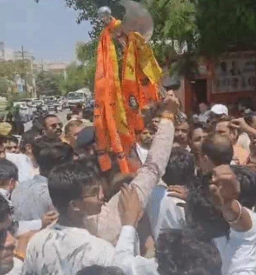 आगरा में अंबेडकर जयंती पर बवाल के दूसरे दिन परशुराम चौक बना विवाद का केंद्र, प्रदर्शन के दौरान तस्वीर टूटी