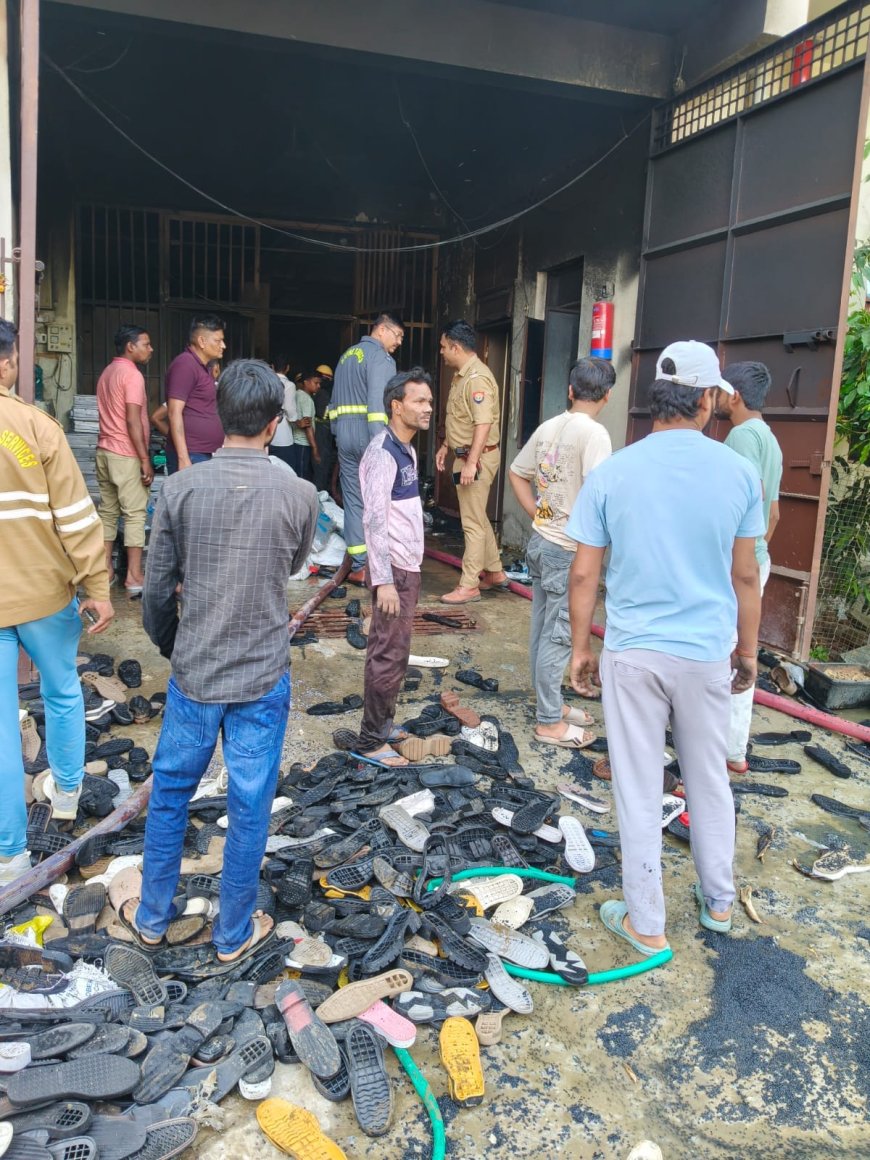 सुबह-सुबह आगरा में सोल फैक्ट्री में लगी आग, सामान जलकर हुआ खाक, टला बड़ा हादसा