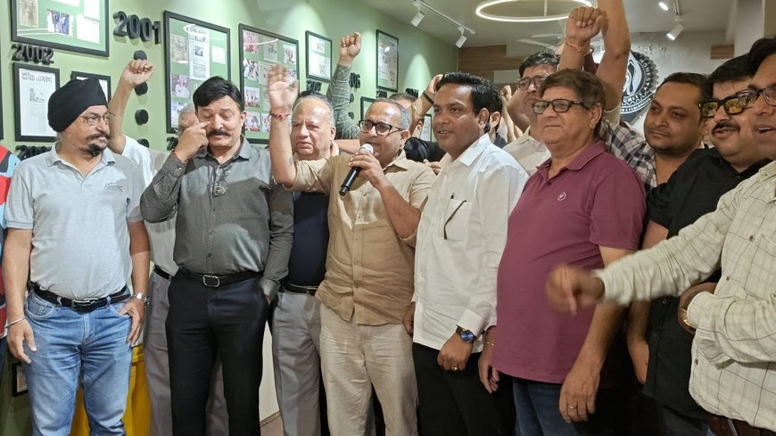 ट्रेड टैक्स पर आगरा के जूता कारोबारियों का बगावती बिगुल: 1 मई तक अल्टीमेटम, नहीं माने नगर निगम तो एमजी रोड पर होगा चक्का जाम