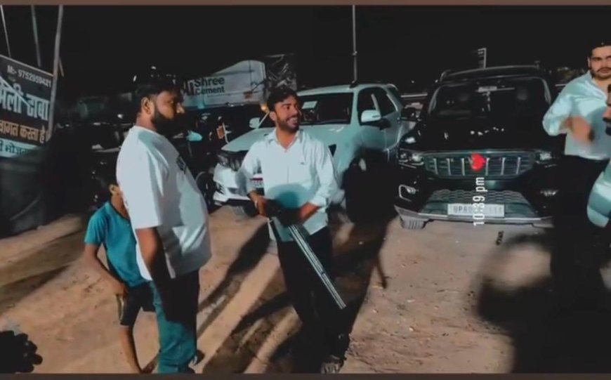 आगरा में ‘हथियार शोऑफ’ का खतरनाक ट्रेंड, ढाबे के बाहर लहराए असलहे, वीडियो वायरल