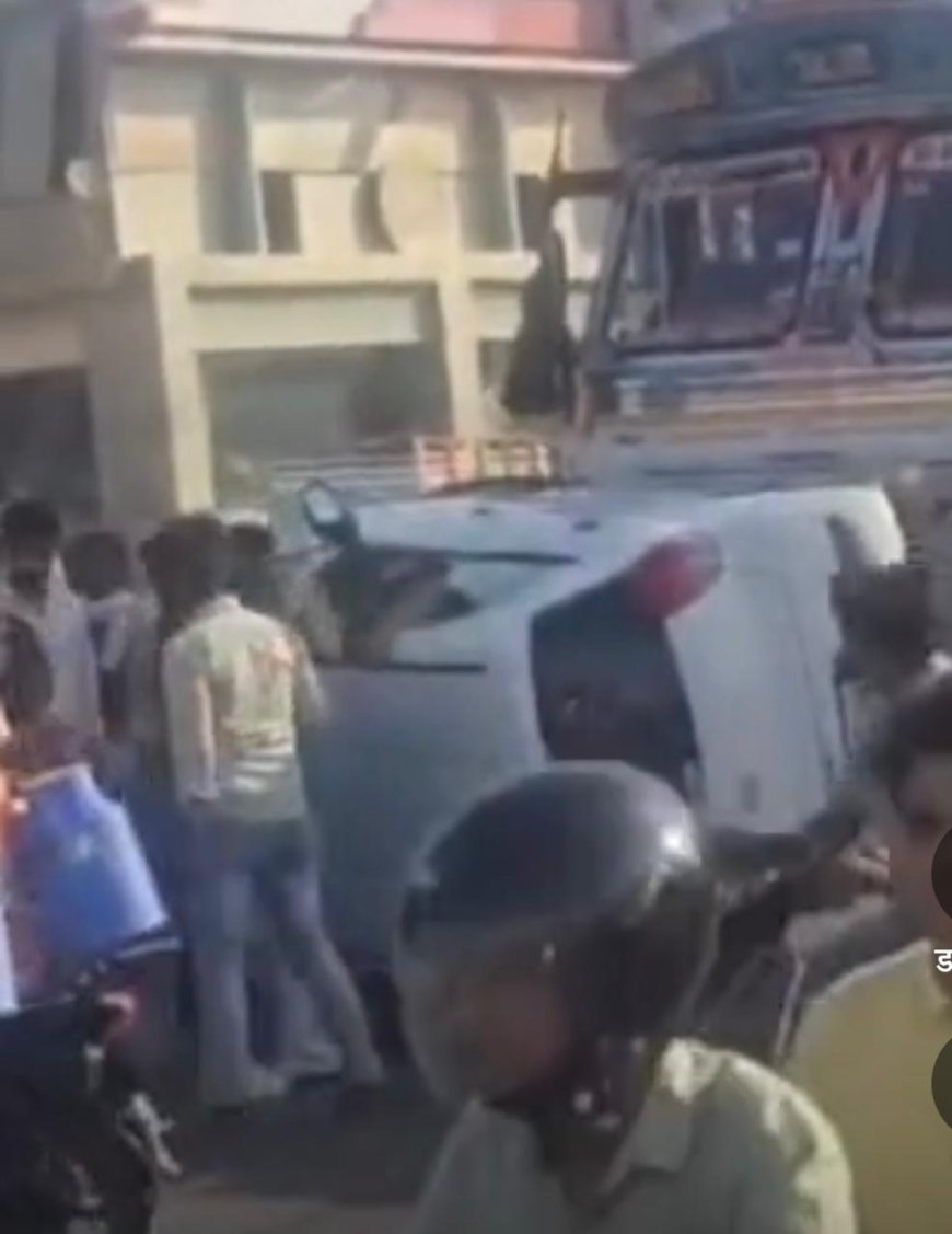 आगरा में तेज रफ्तार ट्रक की टक्कर से कार पलटी, मची चीख-पुकार
