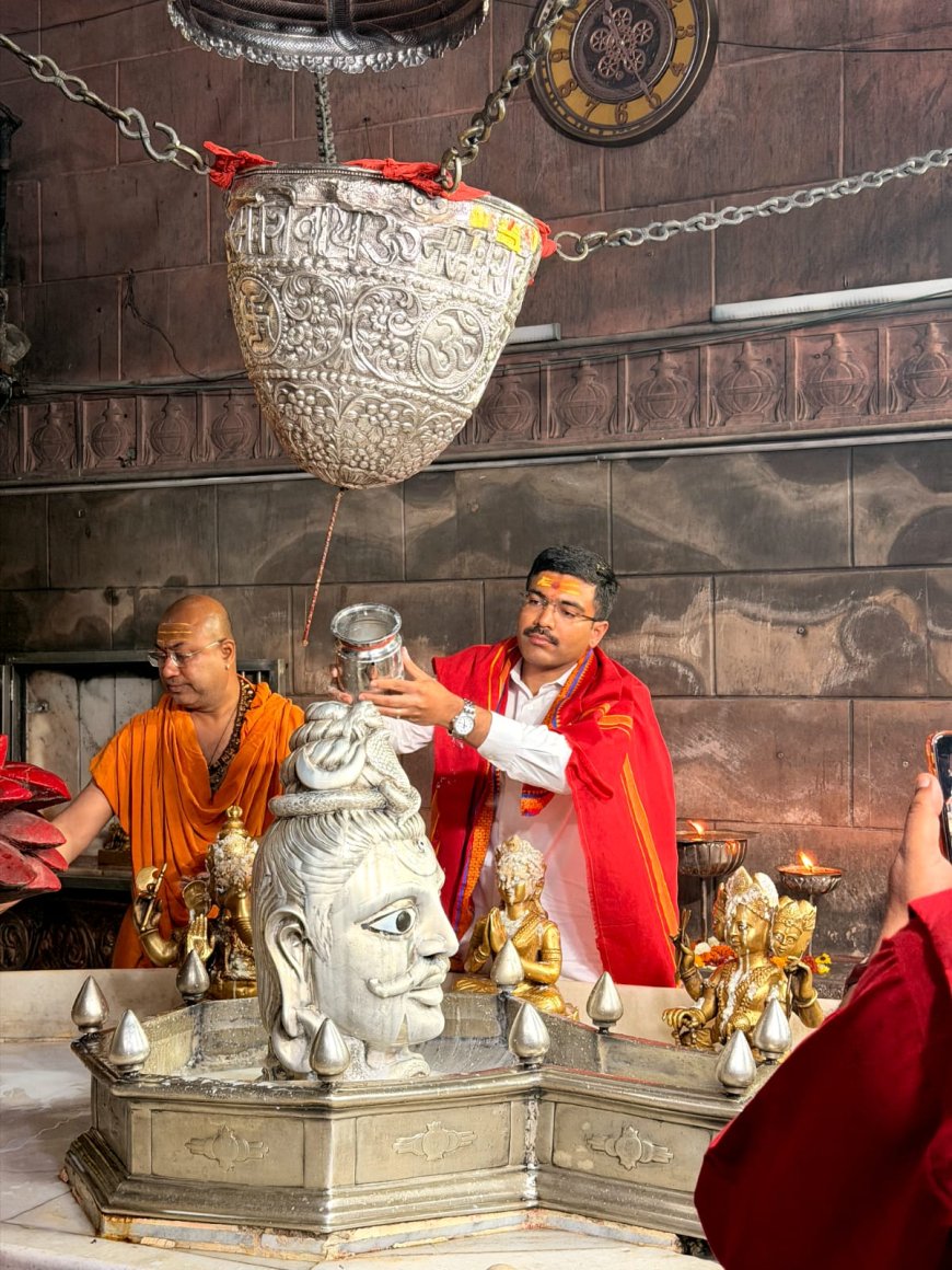 चार्ज से पहले श्रीमनःकामेश्वरनाथ मंदिर में पूजा अर्चना की नवागत डीएम मनीष बंसल ने, आगरा में नई कार्यशैली की आहट
