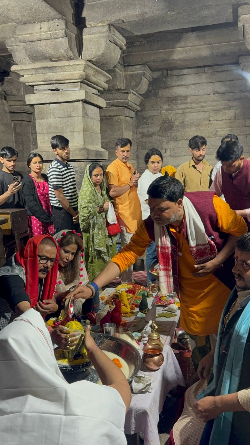 गर्भगृह में गनर की एंट्री से मचा बवाल! बरेली के डीएम अविनाश सिंह ने मांगी माफी, अल्मोड़ा के जागेश्वर धाम का मामला