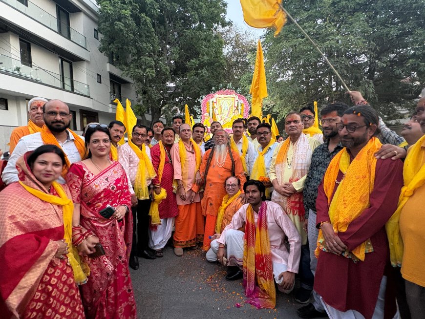 ध्वज यात्रा में उमड़ा श्रद्धा का सैलाब, गूंजे जयकारे: आगरा में मां पीतांबरा महोत्सव का शुभारंभ