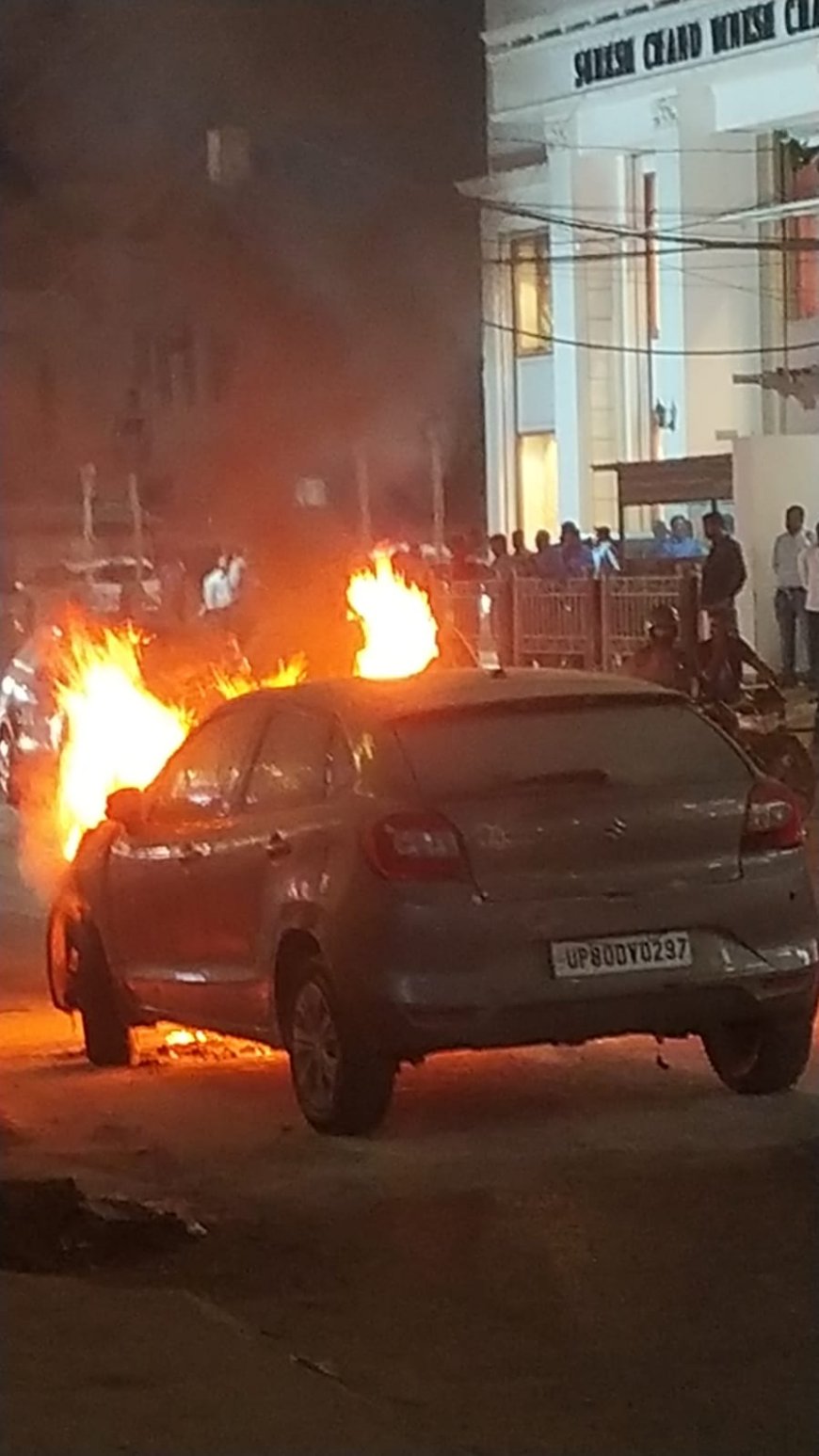 चलती कार धू-धू कर जलने लगी: आगरा के व्यस्त रामनगर कॊलोनी-चर्च रोड पर फैली अफरा-तफरी