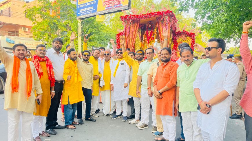 आगरा की आवास विकास कॊलोनी में 31 झांकियों और 1108 दीपों की महाआरती के साथ निकली भगवान परशुराम की भव्य शोभायात्रा
