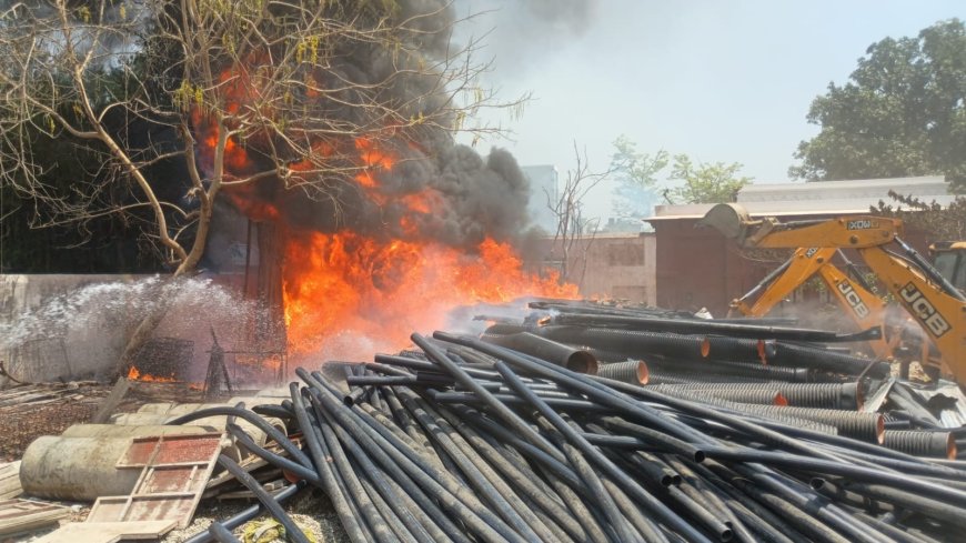 बरेली में भीषण आग से हड़कंप: इंटर कॉलेज परिसर में सीएम ग्रिड योजना के पाइप जलकर राख, समय रहते बड़ा हादसा टला