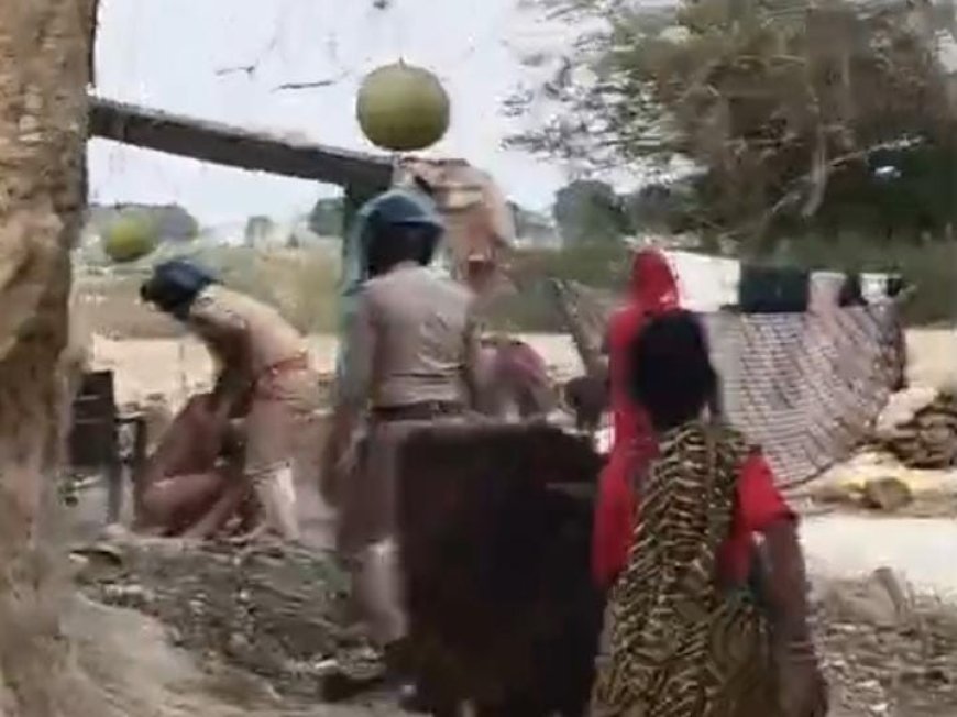 आगराः पिनाहट के पानी रामपुरा गांव में घर में घुसकर दबंगई दिखाने वाले दरोगा केपी सिंह को किया गया सस्पेंड, दंपति से मारपीट की थी
