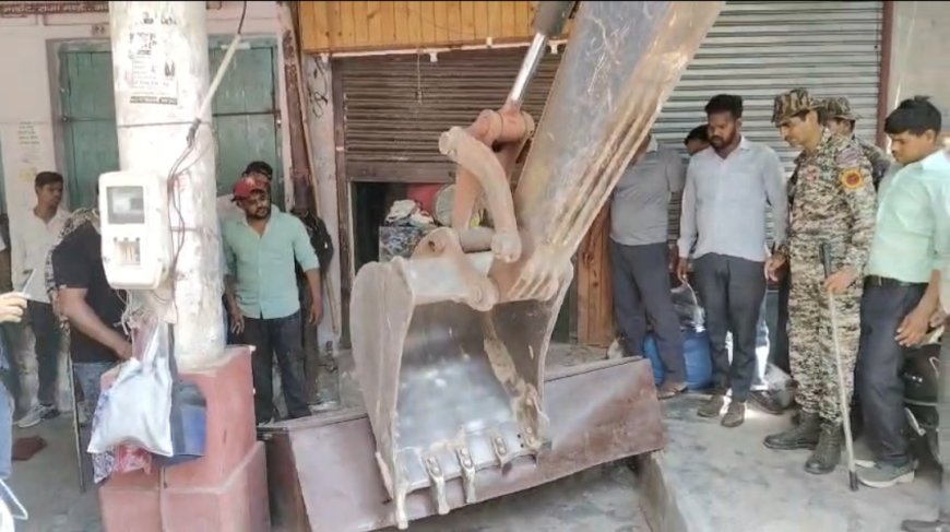 आगरा के राजामंडी बाजार में पहुंचा नगर निगम का बुलडोजर, अवैध कब्जों को हटाया गया